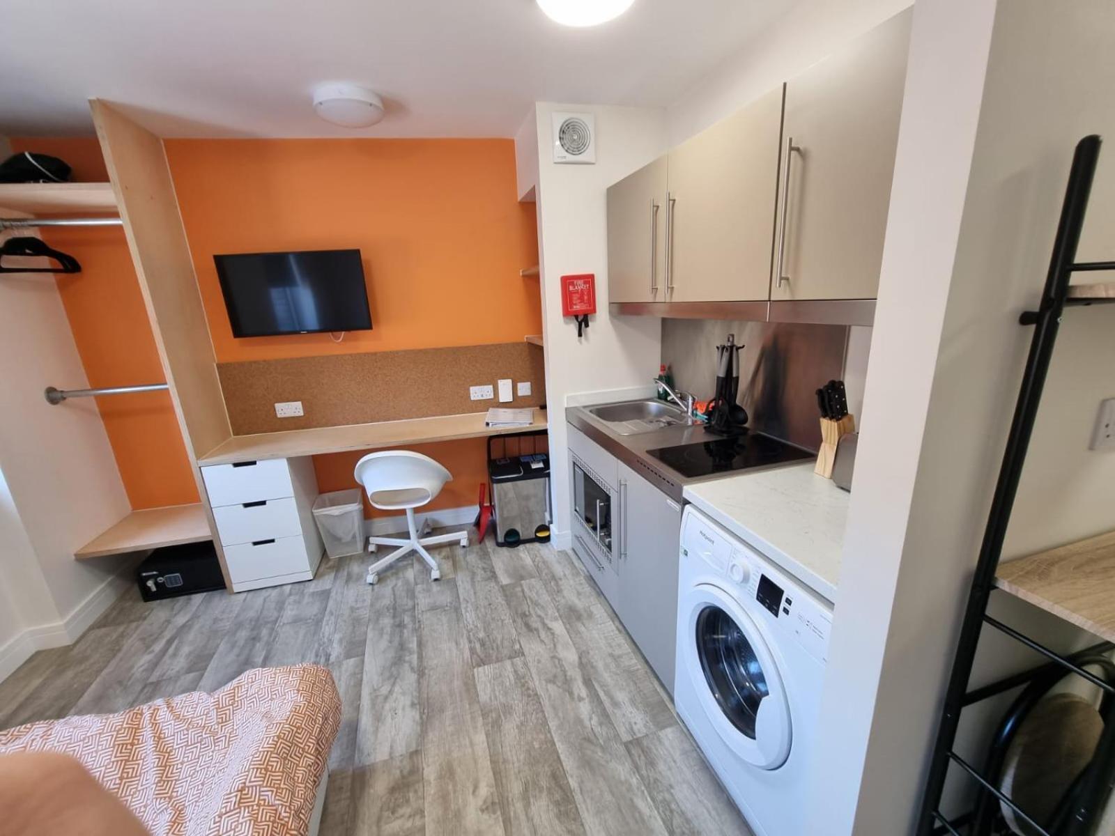 Hythe Retreats Apartment Колчестър Екстериор снимка